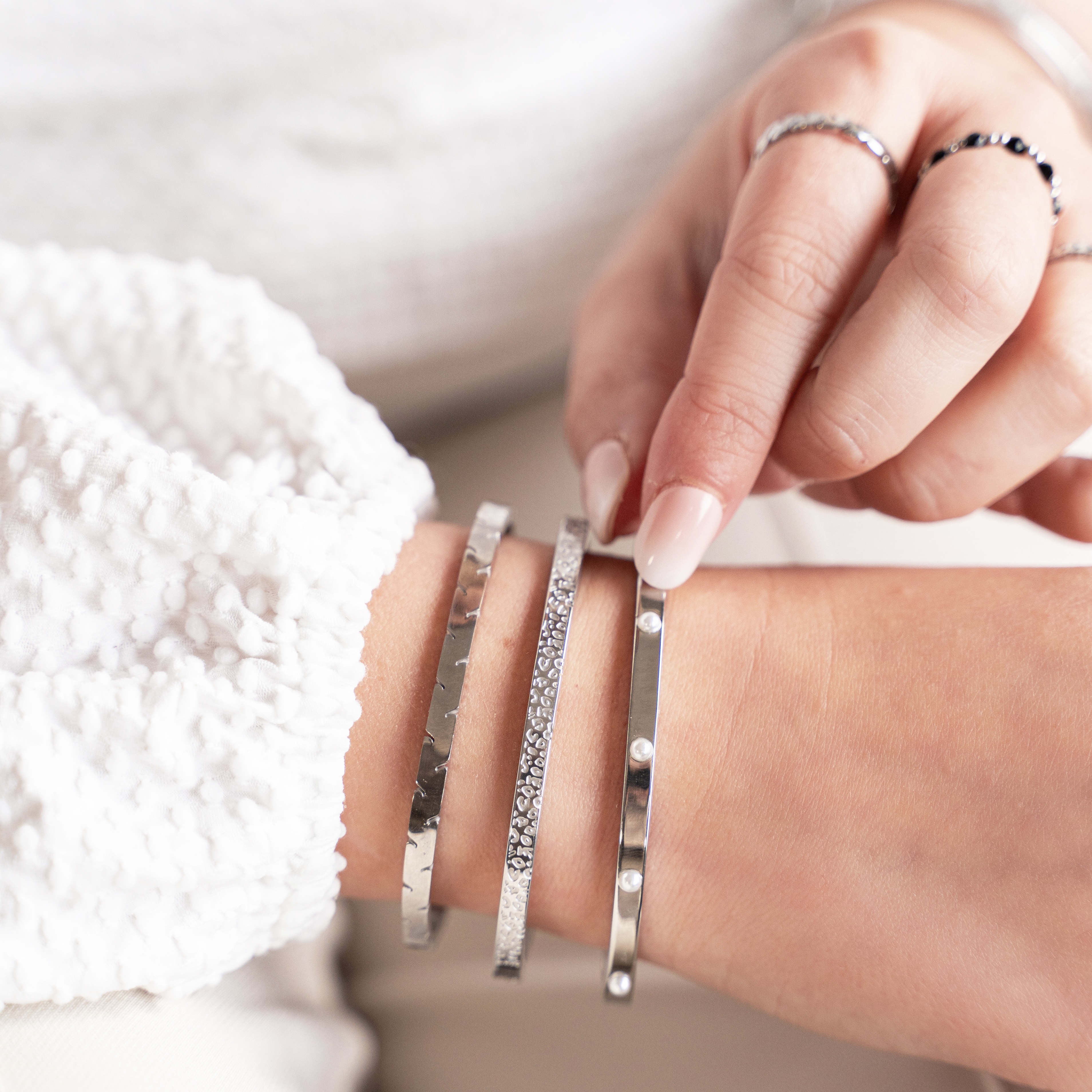 Bangle bracelet pearls