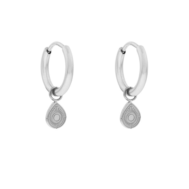 Oorbellen klein met hanger druppel figuurtje zilver Oorbellen klein met hanger druppel figuurtje zilver