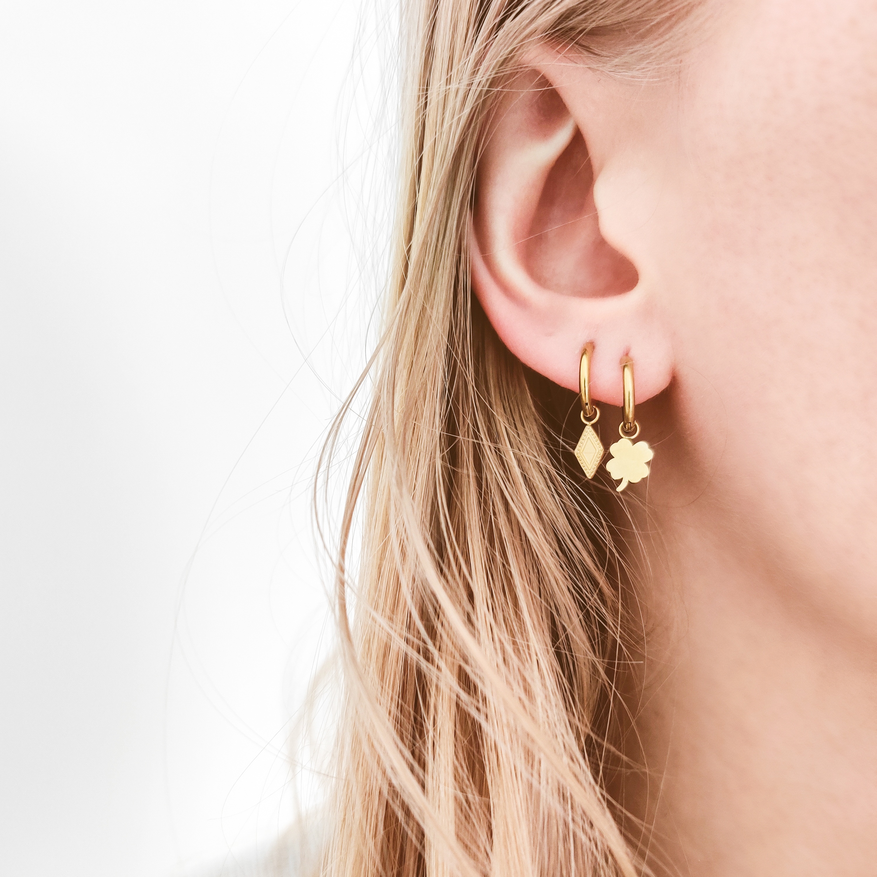 Earrings small with pendant diamond figure Earrings small with pendant diamond figure