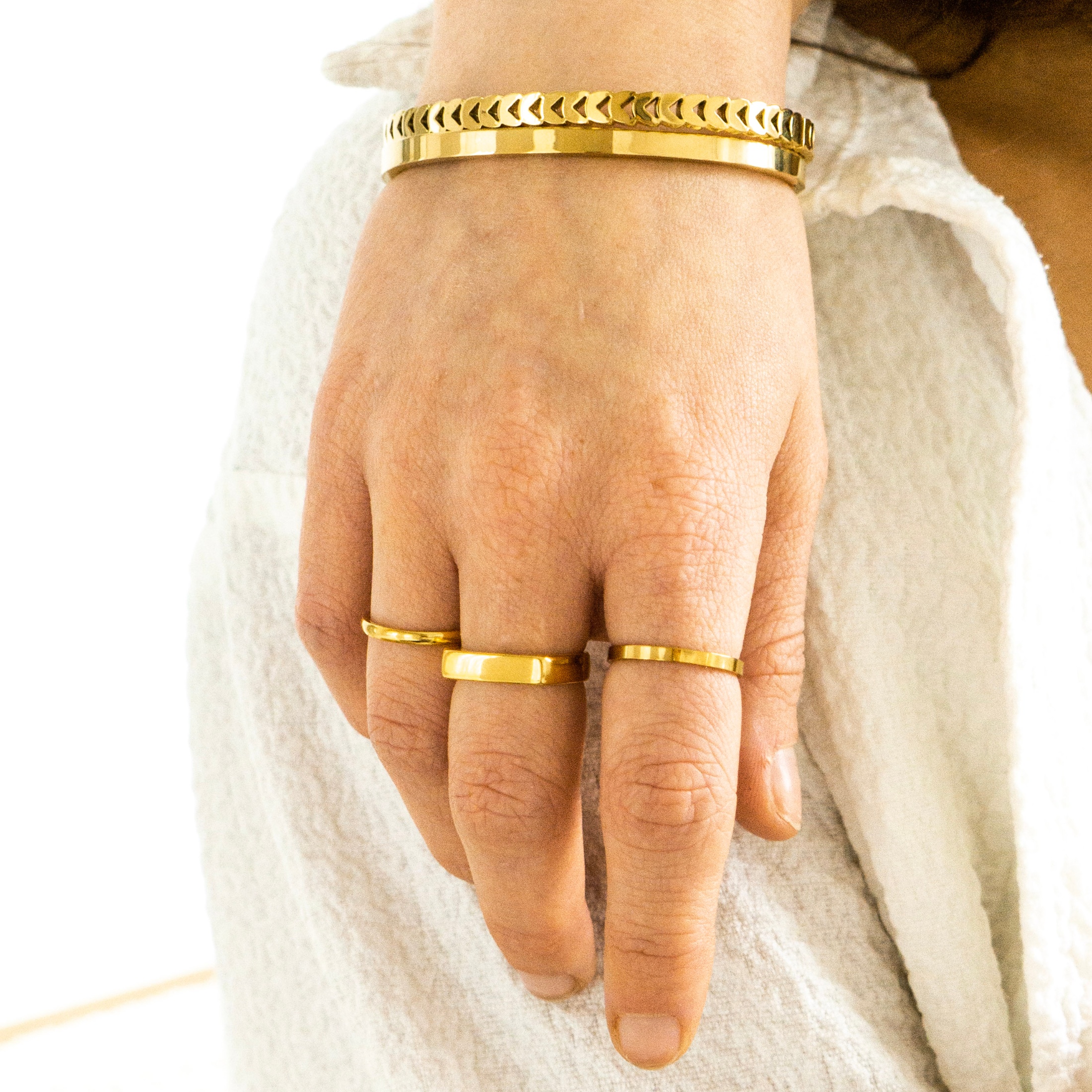 Bangle bracelet cuts in the middle Bangle bracelet cuts in the middle