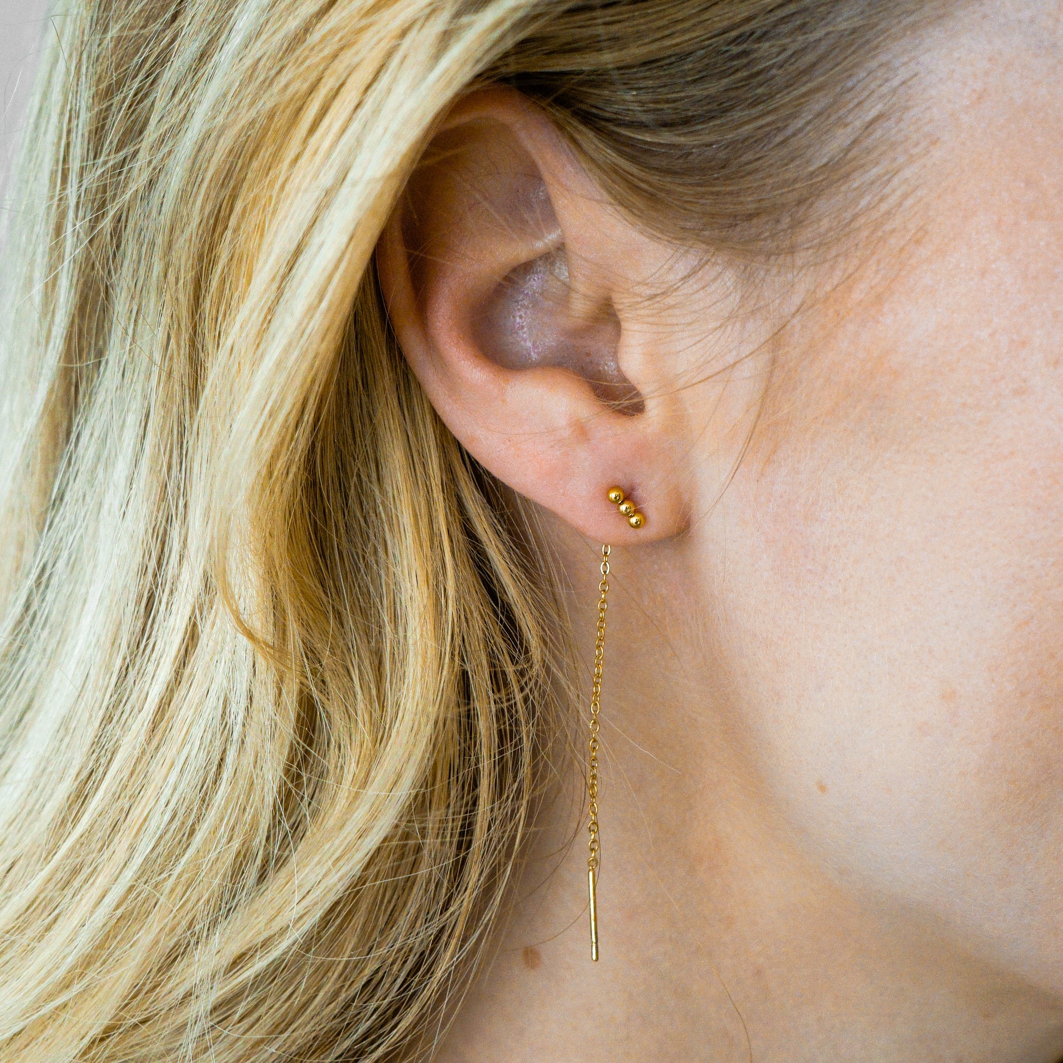 Stud threader earrings dots in a row Stud threader earrings dots in a row