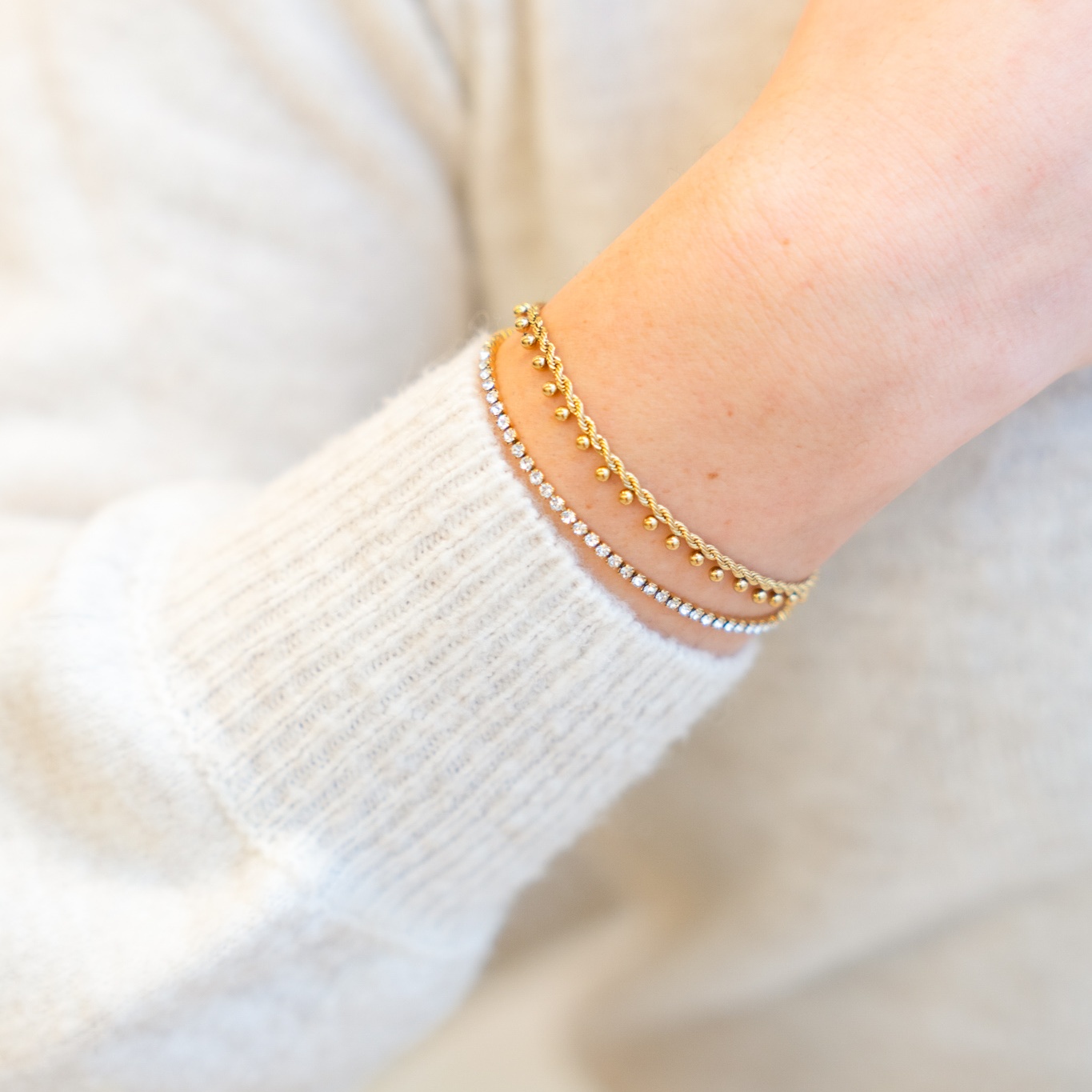 Armband met veel balletjes Armband met veel balletjes