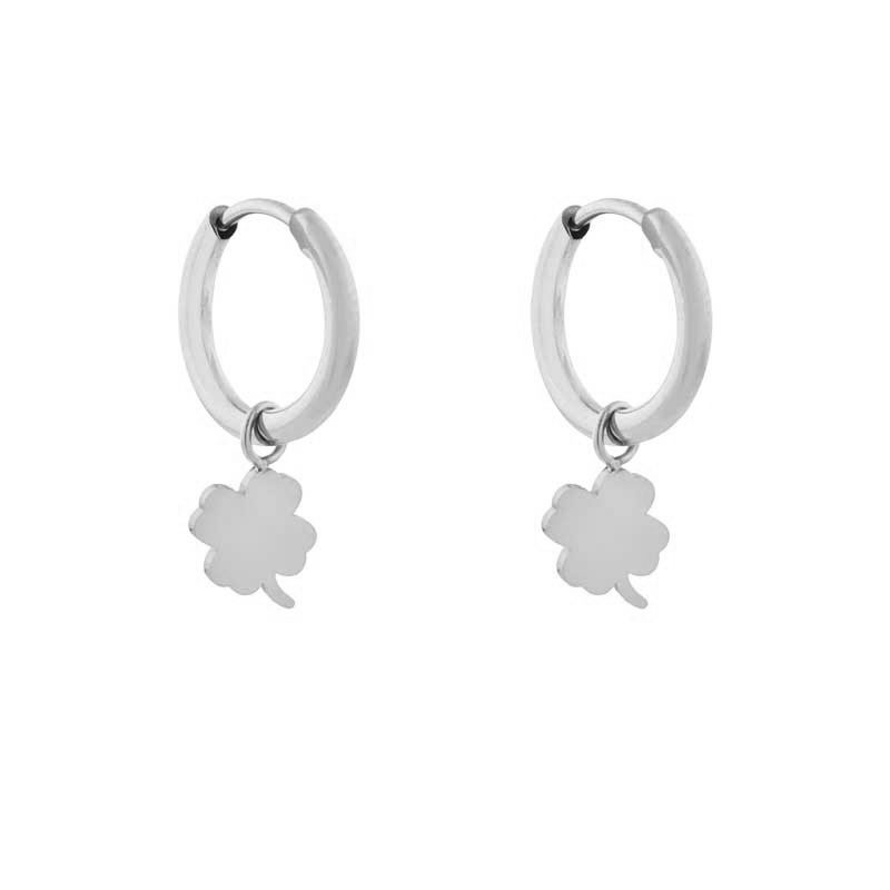 Oorbellen klein met hanger klavertje zilver Oorbellen klein met hanger klavertje zilver